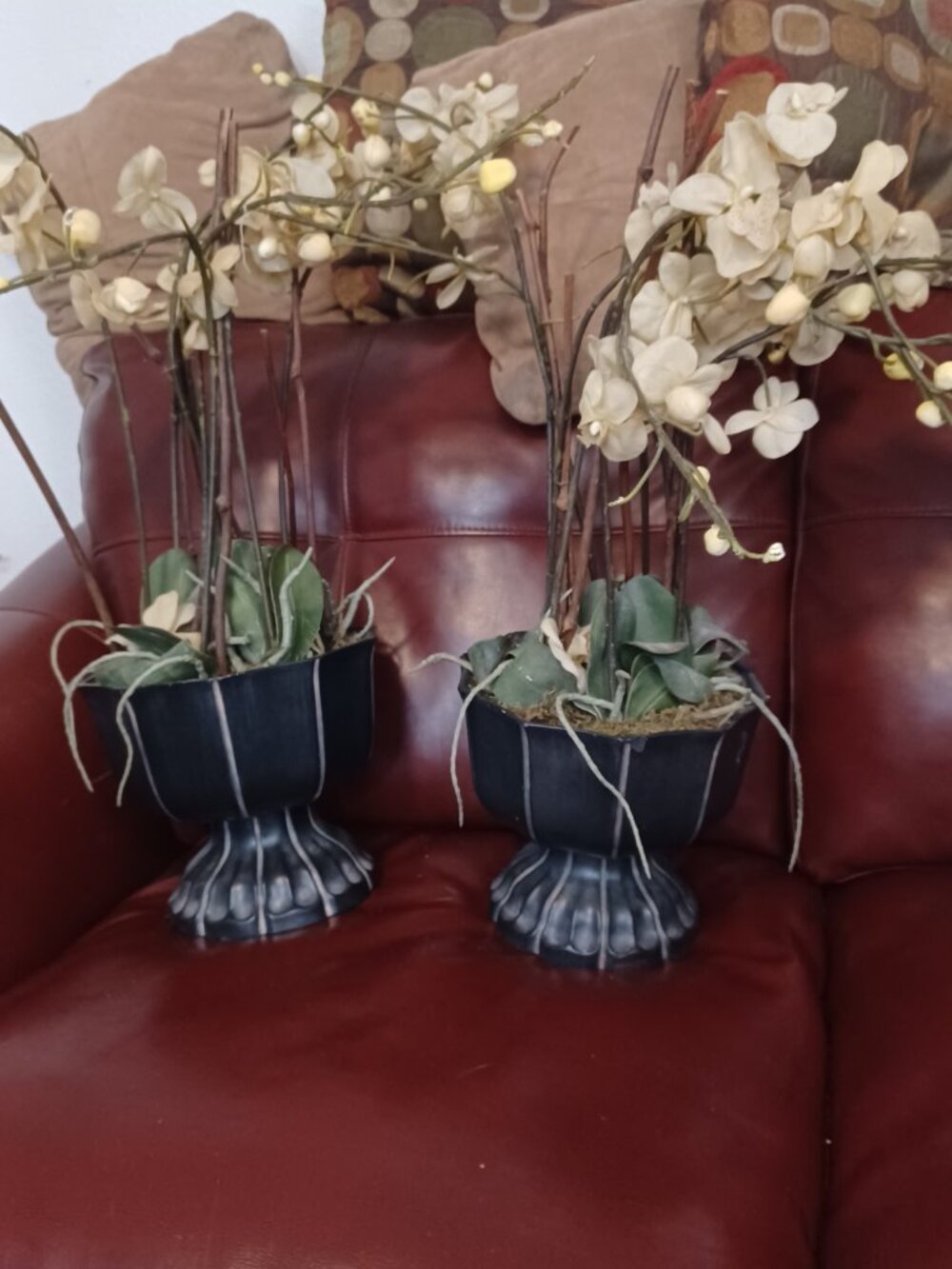 2 -The floral arrangement is elegant and lifelike, creating a warm and inviting